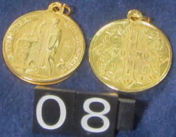 08 SAN BENITO MEDALLA METAL BAÑO ORO 2CMS